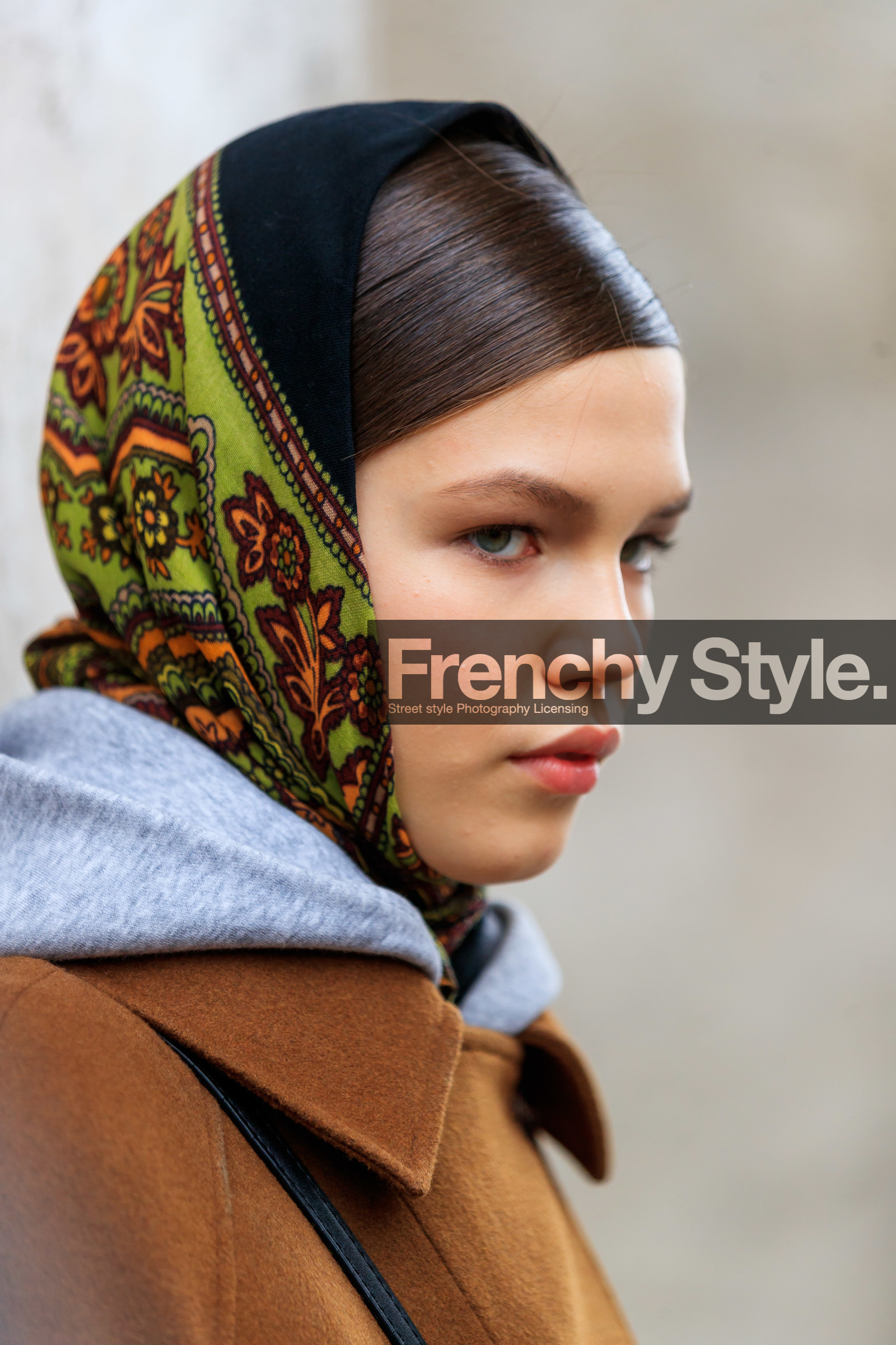 model, hair scarf, black scarf, green scarf, cachemere printed scarf, nude make up, close up detail, make up, make up details, fashion week, frenchystyle, FW, jonathan paciullo, street style, PFW, PARIS, vertical, atmosphere details, detail