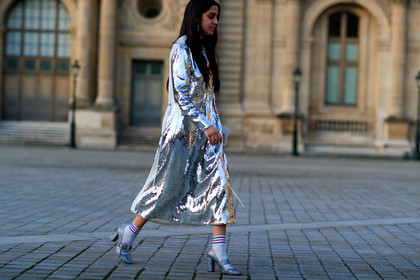 silvered dress, silvered shoes, sequins dress, glitter shoes, mary jane shoes, kitten heels shoes, white socks, striped socks, sportswear socks, long dress, long sleeves dress, fashion week, frenchystyle, FW, jonathan paciullo, street style, PFW, PARIS, horizontal, atmosphere details, full length
