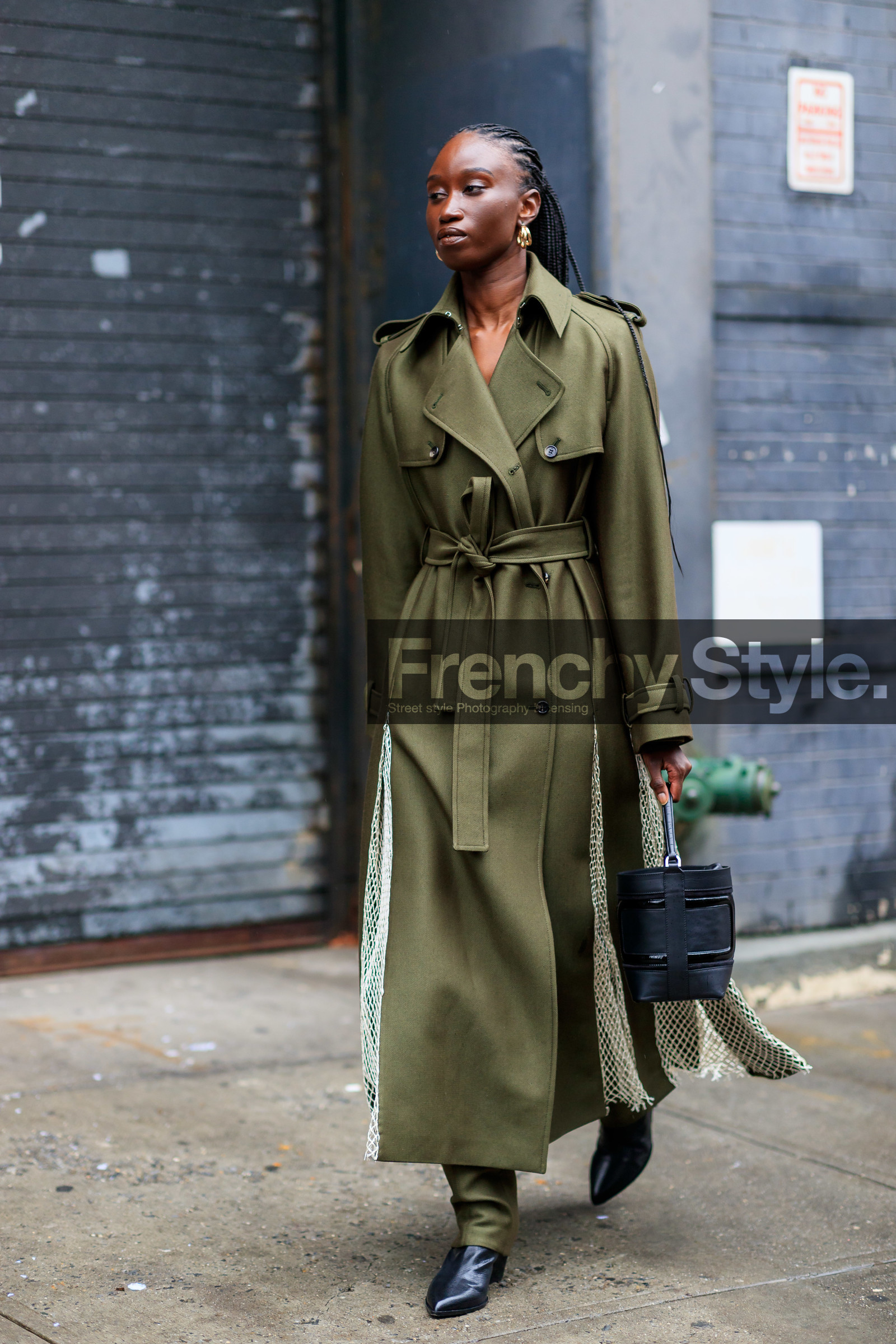model, kaki trench coat, fishnet trenchcoat, belted trench coat, kaki pants, plaited hair, hoop earrings, golden earrings, fashion week, frenchystyle, FW, jonathan paciullo, street style, NYFW, NEW YORK, AUTUMN WINTER 2020-2021, FALL WINTER 2020-2021, FW 20-21, vertical, full length