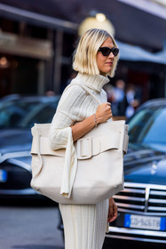 bag, big bag, dress, linen bag, Linda Tol, monochrome, oversize bag, ribbed dress, sunglasses, turtleneck dress, white monochrome, cabas, tote, fashion week, frenchystyle, FW, jonathan paciullo, street style, MFW, MILAN, SPRING SUMMER 2022, SS 22, vertical, atmosphere details, detail
