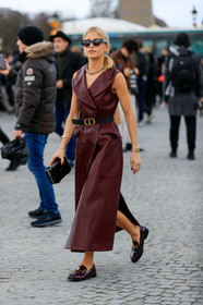 caro daur, burgundy leather trenchcoat, burgundy leather dress, sleeveless jacket, sleeveless dress, sleeveless trench coat, jacket dress, split dress, long dress, long jacket, belted dress, belted jacket, button dress, black leather belt, black sunglasses, black bag, box bag, bottega veneta sunglasses, butterfly sunglasses, golden necklace, golden bracelet, diamond necklace, dior bag, dior belt, dior dress, dior jacket, dior trench coat, dior total look, burgundy dress, burgundy trenchcoat, burgundy leather loafers, leather dress, leather trench coat, fashion week, frenchystyle, FW, jonathan paciullo, street style, PFW, PARIS, AUTUMN WINTER 2020-2021, FALL WINTER 2020-2021, FW 20-21, vertical, full length