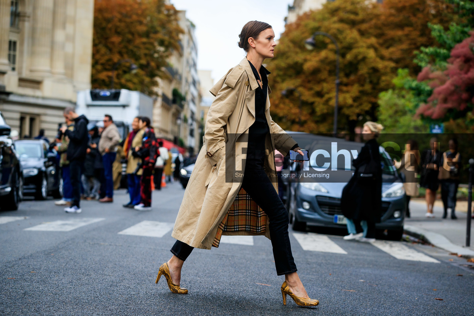 jo ellison, beige trench coat, black shirt, black jeans, yellow leather shoes, animal skin shoes, cropped jeans, fashion week, frenchystyle, FW, jonathan paciullo, street style, SPRING SUMMER 2020, SS 20, PFW, PARIS, horizontal, atmosphere details, full length