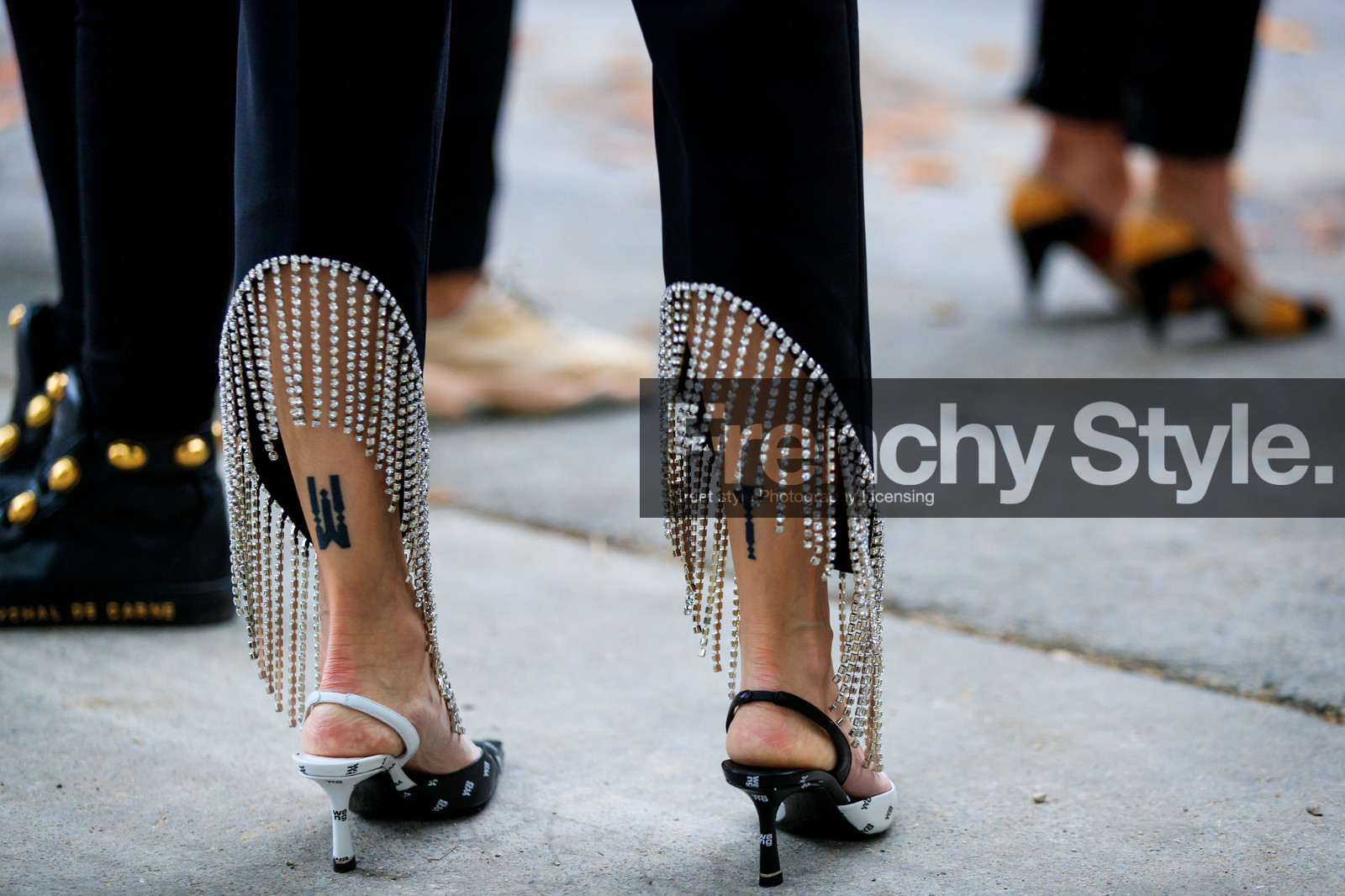 legs detail, shoes detail, close up detail, cropped pants, fringe pants, strassed pants, alexander wang shoes, black leather shoes, white leather shoes, sling back shoes, kitten heels shoes, monogrammed shoes, back details, fashion week, frenchystyle, FW, jonathan paciullo, street style, SPRING SUMMER 2020, SS 20, PFW, PARIS, horizontal, atmosphere details, detail