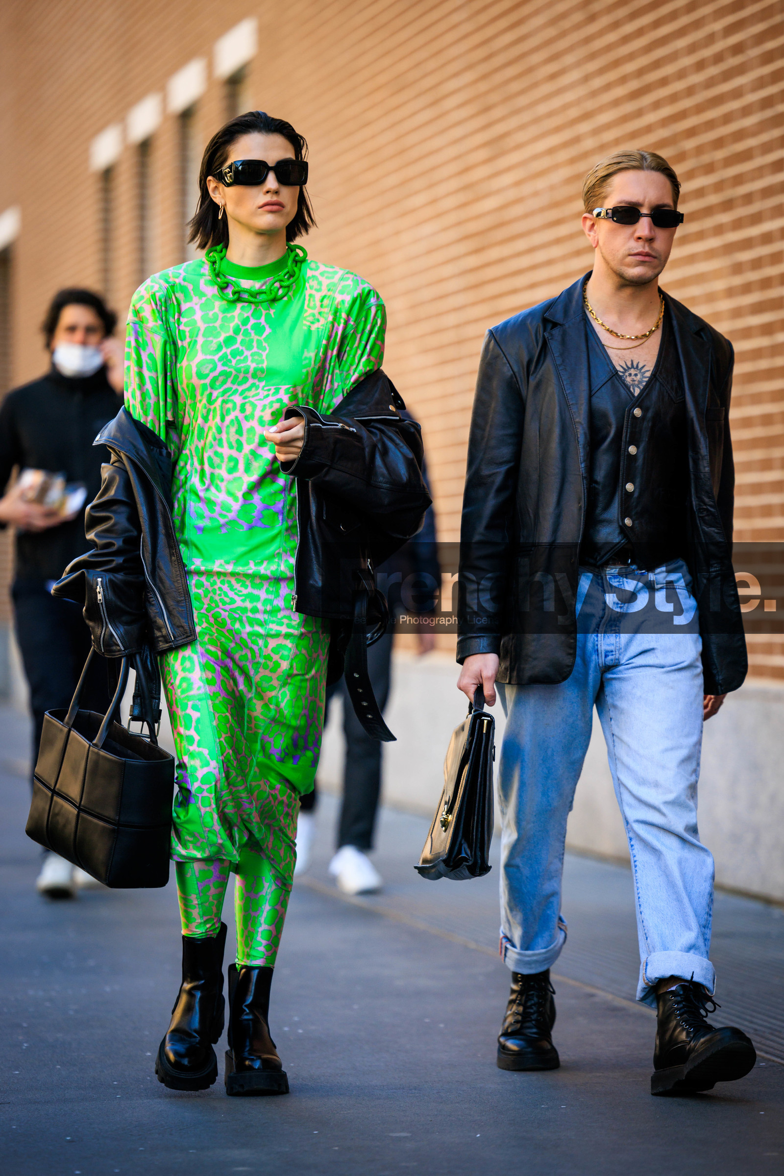 black bag, black handbag, leather handbag, black bottines, black jacket, leather vest, golden necklace, jeans, combat boots, black boots, rocker look, black sunglasses, fluo green necklace, chain necklace, animal print dress, leopard print dress, fluo green dress, assymetric dress, black jacket, fashion week, frenchystyle, FW, jonathan paciullo, street style, vertical, full length