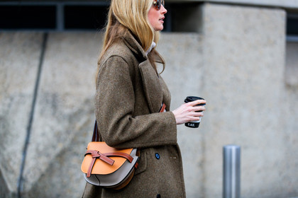 brown bag, brown coat, leather bag, loewe, street style, jonathan paciullo, FW, frenchystyle, fashion week, LFW, LONDON, AUTUMN WINTER 2018-2019, AW 18-19, FALL WINTER 2018-2019, FW 18-19, horizontal, atmosphere details, detail