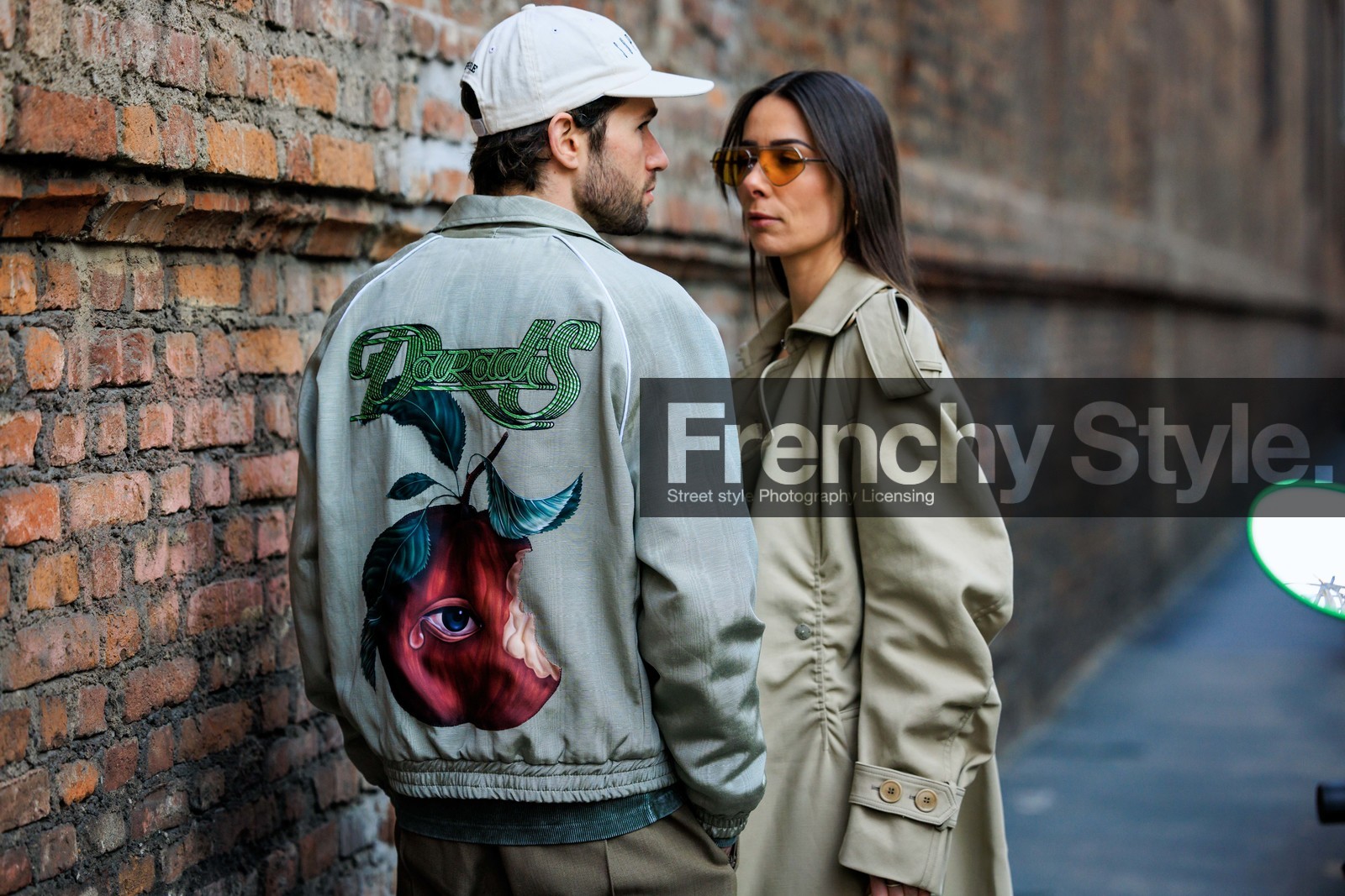 beige trench, classic trench coat, white cap, couple, pilot sunglasses, brown pants, knitted jumper, white jumper, grey jacket, bomber jacket, relaxed look, back details, printed jacket, apple print, JS roques, alice & j.s, street style, jonathan paciullo, FW, frenchystyle, fashion week, MFW, MILAN, FALL WINTER 2022_2023, AUTUMN WINTER 2022-2023, FW 22-23, horizontal, atmosphere details
