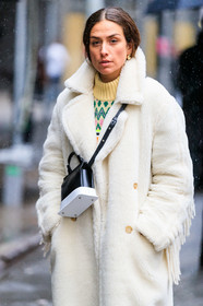 black and white bag, black bag, erika boldrin, Fur coat, graphic bag, leather bag, printed bag, white coat, yellow sweater, street style, jonathan paciullo, frenchystyle, NYFW, NEW YORK, AUTUMN WINTER 2019-2020, AW 19-20, FALL WINTER 2019-2020, FW 19-20, fashion week, FW, vertical, atmosphere details, detail
