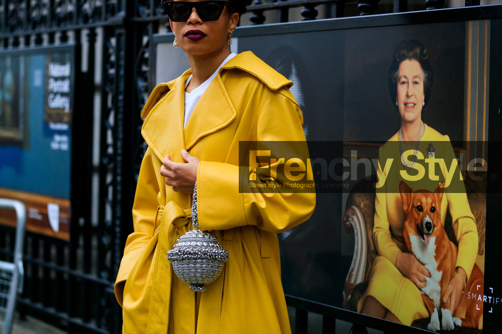 dark lips, earrings, leather bag, metallic bag, silver bag, sunglasses, trench coat, yellow coat, LONDON, LFW, fashion week, frenchystyle, FW, jonathan paciullo, street style, AUTUMN WINTER 2019-2020, AW 19-20, FW 19-20, FALL WINTER 2019-2020, horizontal, atmosphere details, detail