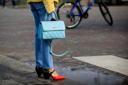 blanca miro scrimieri, light blue leather bag, light blue jeans, red polish shoes, black polish shoes, bicolor shoes, mary jane shoes, kitten heels shoes, yellow jacket, tweed jacket, quilted bag, hand bag, close up detail, bag detail, shoes detail, chanel bag, chanel shoes, chanel jacket, denim, fashion week, frenchystyle, FW, jonathan paciullo, street style, PFW, PARIS, horizontal, atmosphere details, detail