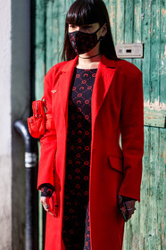 kozue akimoto, red jacket, red top, red mask, black top, black mask, bicolor top, bicolor mask, monogrammed top, monogrammed mask, red bag, mini bag, bracelet bag, marine serre jacket, marine serre look, marine serre mask, marine serre bag, marine serre top, long jacket, fashion week, frenchystyle, FW, jonathan paciullo, street style, PFW, PARIS, AUTUMN WINTER 2020-2021, FALL WINTER 2020-2021, FW 20-21, vertical, atmosphere details, detail