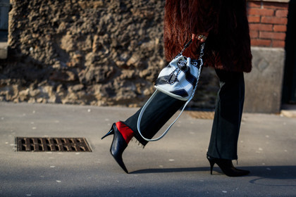 black and white bag, black denim, black shoes, brown fur, brown jacket, chanel handbag, denim pants, Fur coat, graphic bag, high heels, jeans, leather bag, leather shoes, printed bag, trousers, street style, jonathan paciullo, FW, frenchystyle, fashion week, PFW, PARIS, AUTUMN WINTER 2018-2019, FALL WINTER 2018-2019, FW 18-19, horizontal, atmosphere details, courtney trop