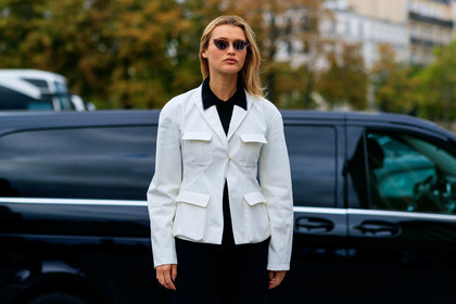 chloe lecareux, white jacket, butterfly sunglasses, mirror sunglasses, metalic frame sunglasses, black shirt, black pants, fashion week, frenchystyle, FW, jonathan paciullo, street style, SPRING SUMMER 2020, SS 20, PFW, PARIS, horizontal, atmosphere details, detail