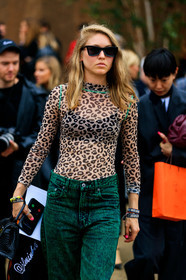 jessica minkoff, animal print top, turtleneck top, leopard printed top, sheer top, green jeans, dior bracelet, lucky charm bracelet, fashion week, frenchystyle, FW, jonathan paciullo, street style, SPRING SUMMER 2020, SS 20, PFW, PARIS, vertical, atmosphere details, detail