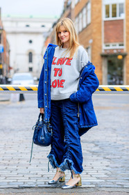 AUTUMN WINTER 2017-2018, AW 17-18, balenciaga, blue bag, blue denim, denim coat, denim pants, FALL WINTER 2017-2018, fashion week, frenchystyle, full length, FW, FW 17-18, golden shoes, grey sweater, high heels, jeans, jonathan paciullo, leather bag, leather shoes, LFW, LONDON, message, printed sweater, shiny shoes, silver heels, street style, trousers, vertical