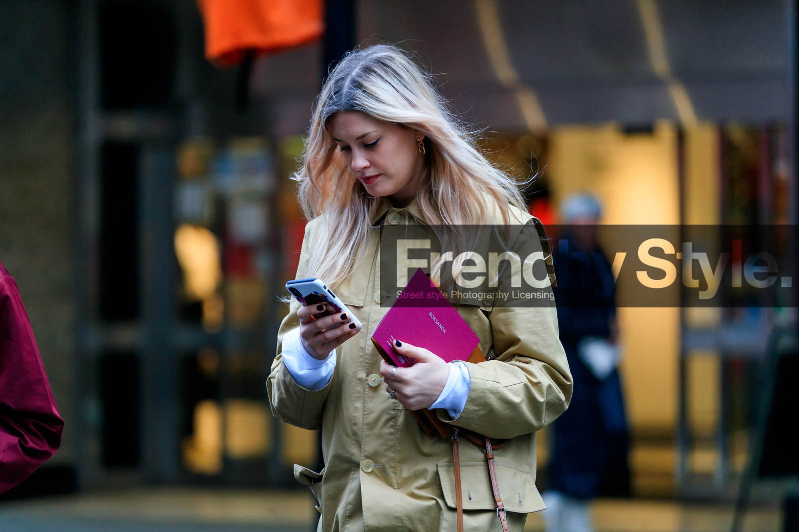 beige coat, iphone, LONDON, LFW, fashion week, frenchystyle, FW, jonathan paciullo, street style, AUTUMN WINTER 2019-2020, AW 19-20, FW 19-20, FALL WINTER 2019-2020, horizontal, atmosphere details, detail