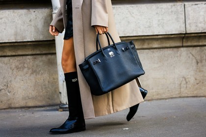 hermes handbag, birkin handbag, black handbag, beige trench, black shorts, leather shorts, fishnet top, white top, black boots, hermes boots, xenia adonts, street style, jonathan paciullo, FW, frenchystyle, fashion week, AUTUMN WINTER 2022-2023, FALL WINTER 2022_2023, FW 22-23, PFW, PARIS, horizontal, atmosphere details, detail