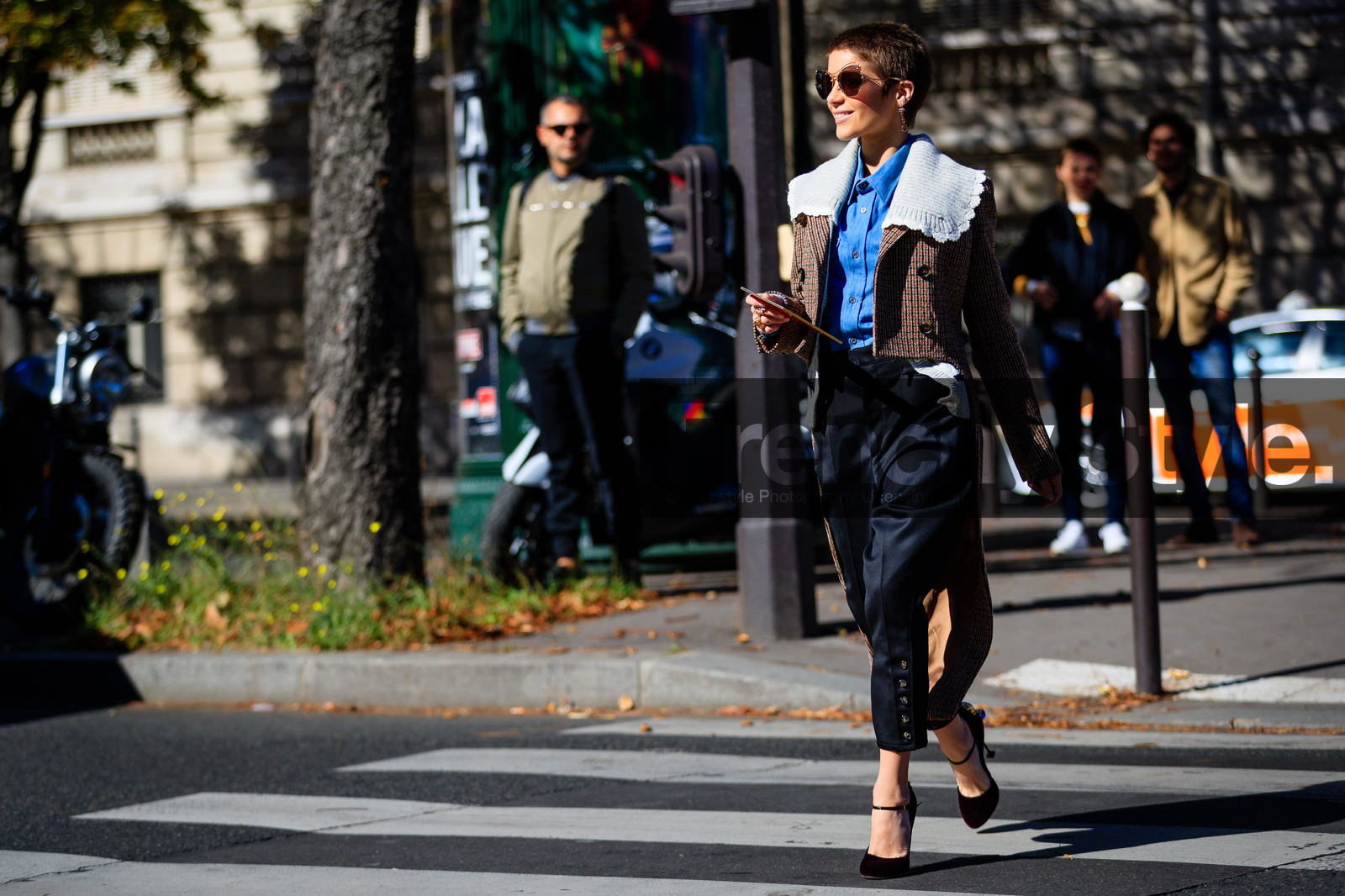 atmosphere details, black pants, blue shirt, bordeaux, brown jacket, burgundy, fashion week, frenchystyle, full length, FW, gingham, high heels, horizontal, houndstooth pattern, jonathan paciullo, leather shoes, PARIS, PFW, plaid, red shoes, SPRING SUMMER 2017, SS 17, street style, sunglasses, trousers