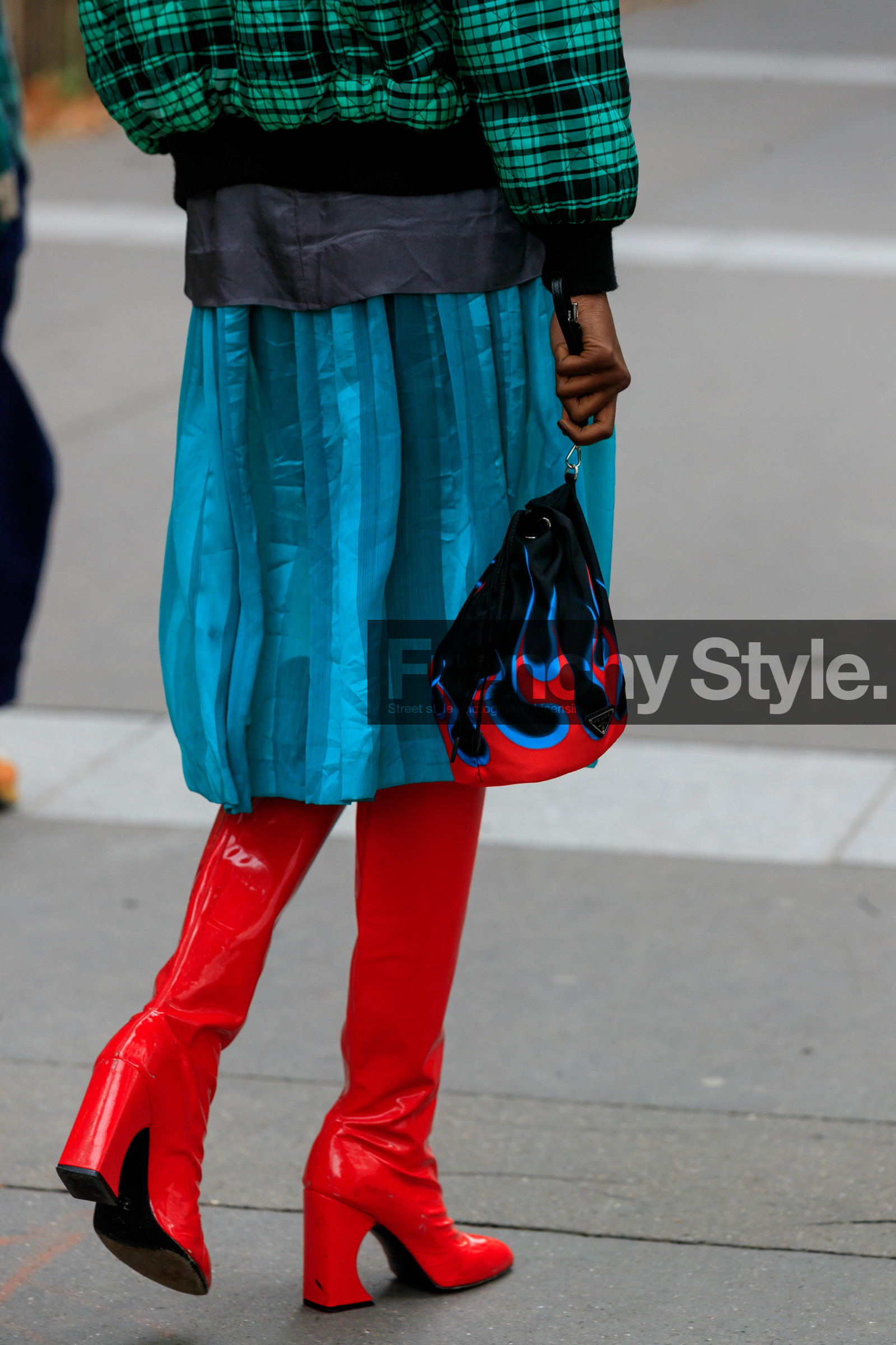 model, red polish boots, high boots, high heels boots, light blue skirt, mid long skirt, pleated skirt, prada bag, hand bag, fire printed bag, black bag, bucket bag, red bag, printed bag, back details, legs detail, shoes detail, fashion week, frenchystyle, FW, jonathan paciullo, street style, SPRING SUMMER 2020, SS 20, PFW, PARIS, vertical, atmosphere details, detail
