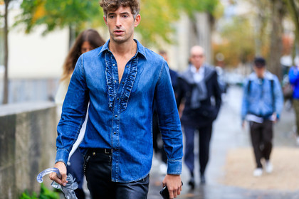 denim shirt, ruffle shirt, fashion week, frenchystyle, FW, jonathan paciullo, street style, SPRING SUMMER 2020, SS 20, PFW, PARIS, horizontal, atmosphere details, detail