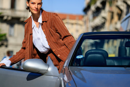 model, sara blomqvist, eye make up, eyeshadows, make up, make up details, multicolor eyeshadows, brown suits, brown jacket, brown pants, striped jacket, striped pants, white shirt, loose pants, fashion week, frenchystyle, FW, jonathan paciullo, street style, horizontal, atmosphere details, detail, MFW, MILAN, SPRING SUMMER 2020, SS 20