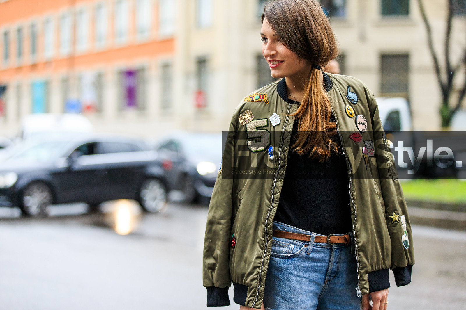 atmosphere details, AUTUMN WINTER 2016-2017, AW 16-17, black sweater, blue denim, bomber jacket, brown belt, cartoon, denim pants, detail, drawings, FALL WINTER 2016-2017, fashion week, frenchystyle, FW, FW 16-17, green jacket, horizontal, jeans, jonathan paciullo, kaki jacket, leather belt, LFW, LONDON, MENSWEAR, pins, smiley, street style, trousers