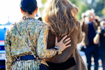 atmosphere details, back detail, black bag, black belt, brown coat, chanel, detail, fashion week, frenchystyle, FW, green dress, horizontal, jonathan paciullo, leather bag, leather belt, PARIS, PFW, pleated dress, printed dress, rings, SPRING SUMMER 2017, SS 17, street style
