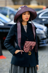 burgundy hat, striped hat, big hat, burgundy bag, burgundy belt, monogrammed bag, monogrammed belt, belted jacket, belt bag, black jacket, checked pullover, light beige pullover, burgundy leather bag, burgundy leather belt, vinyl hat, dior bag, dior jacket, fashion week, frenchystyle, FW, jonathan paciullo, street style, PFW, PARIS, AUTUMN WINTER 2020-2021, FALL WINTER 2020-2021, FW 20-21, vertical, atmosphere details, detail