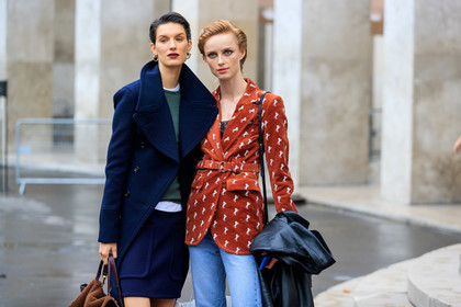 model, chloe jacket, camel jacket, velvet jacket, embroidered jacket, animal print jacket, make up, make up details, eyeshadows, red lipstick, navy blue jacket, navy blue skirt, hoop earrings, hair details, fashion week, frenchystyle, FW, jonathan paciullo, street style, SPRING SUMMER 2020, SS 20, PFW, PARIS, horizontal, atmosphere details, detail