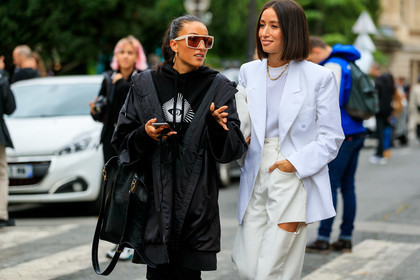 alexandra guerain, white total look, white jacket, white jeans, white pullover, openwork pants, used jeans, margiela bag, margiela pants, quilted bag, white leather bag, white leather clutch, black total look, street wear look, black coat, black sweatshirt, black leather bag, white sunglasses, square shape glasses, big sunglasses, futurist shape sunglasses, hoop earrings, animal skin bag, printed sweatshirt, printed hoodie, black hoodie, fashion week, frenchystyle, FW, jonathan paciullo, street style, SPRING SUMMER 2020, SS 20, PFW, PARIS, horizontal, atmosphere details, detail