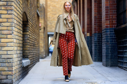 animal print, beige coat, beige shirt, black boots, chloé, graphic pants, high heels, leather bag, leather shoes, over the shoulder, printed pants, red pants, snake print, trench coat, trousers, street style, jonathan paciullo, FW, frenchystyle, fashion week, LFW, LONDON, AUTUMN WINTER 2018-2019, AW 18-19, FALL WINTER 2018-2019, FW 18-19, horizontal, atmosphere details, full length, roberta benteler