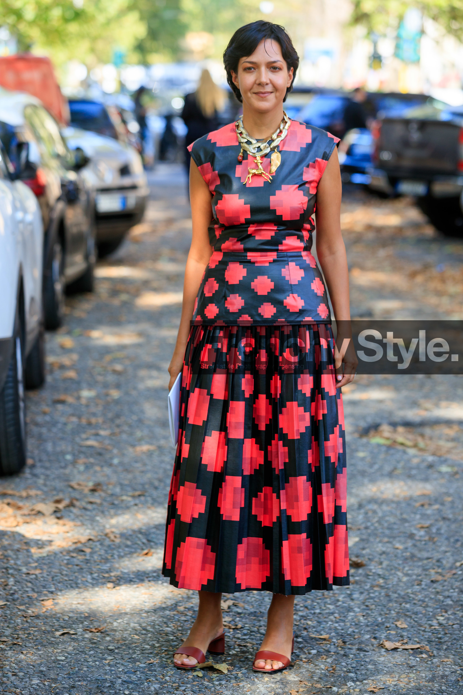 red dress, black dress, polka dots dress, long dress, sleeveless dress, big chain necklace, charms necklace, pleated dress, camel leather sandals, fashion week, frenchystyle, FW, jonathan paciullo, street style, vertical, full length, MFW, MILAN, SPRING SUMMER 2020, SS 20