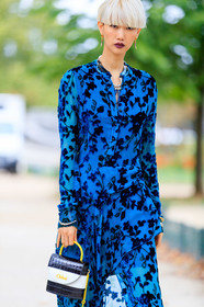 chloe necklace, chloe bag, black leather bag, black leather boots, white leather bag, animal skin bag, hand bag, blue boots, socks boots, high heels boots, blue dress, brocart dress, black dress, floral embroidered dress, velvet dress, silk dress, long sleeves dress, button dress, drape dress, chloe look, chloe dress, fashion week, frenchystyle, FW, jonathan paciullo, street style, SPRING SUMMER 2020, SS 20, PFW, PARIS, vertical, atmosphere details, detail