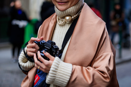 beige knit, beige turtleneck, camera, necklace, pearls, pink coat, supreme, street style, jonathan paciullo, FW, frenchystyle, fashion week, PFW, PARIS, AUTUMN WINTER 2018-2019, FALL WINTER 2018-2019, FW 18-19, horizontal, atmosphere details