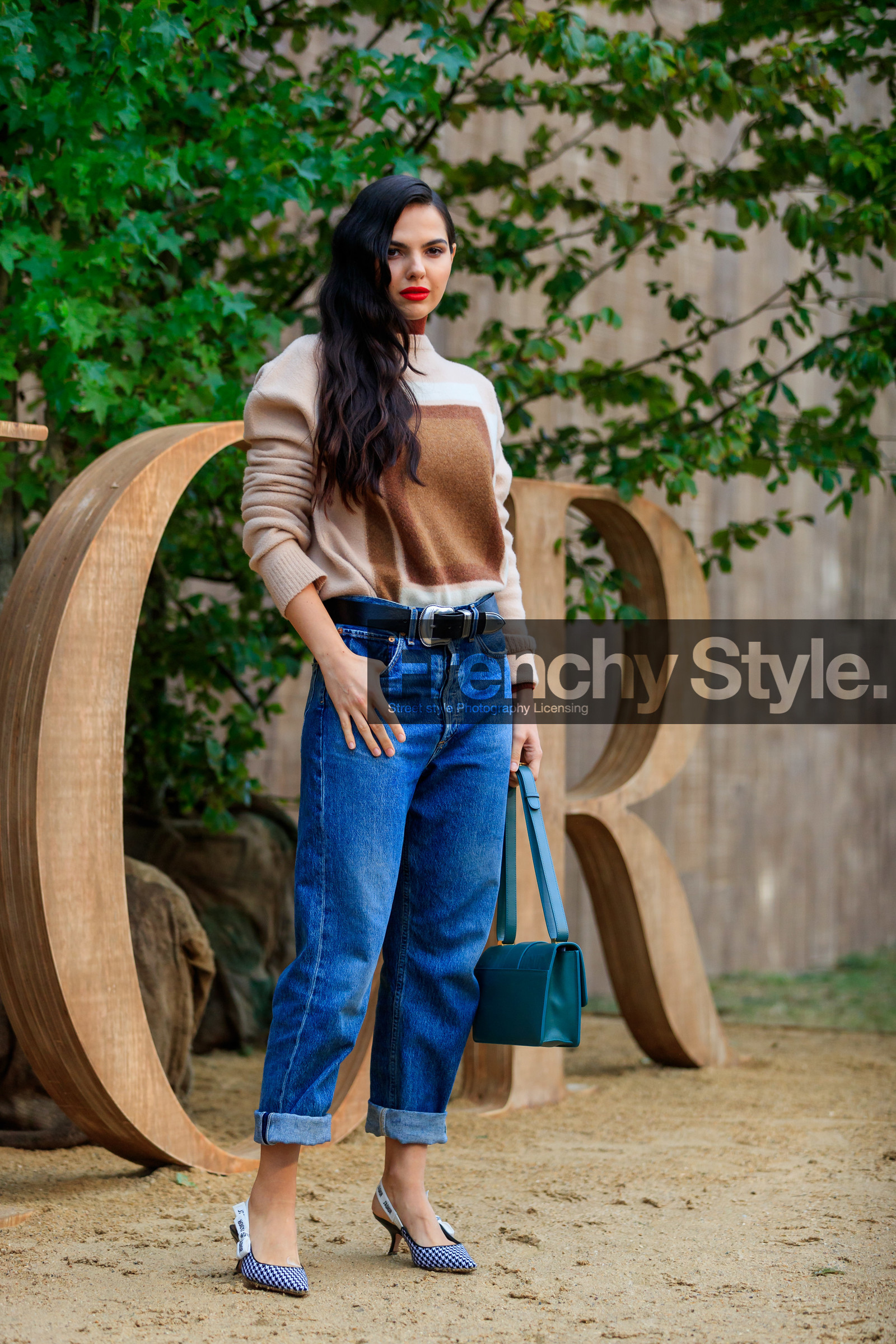 doina ciobanu, nude pullover, jacquard pullover, turtleneck pullover, black leather belt, cowboy belt, blue jeans, boyfriend jeans, dior bag, dior shoes, 30 montaigne bag, green leather bag, houndstooth printed shoes, kitten heels shoes, sling back shoes, logo strap shoes, fashion week, frenchystyle, FW, jonathan paciullo, street style, SPRING SUMMER 2020, SS 20, PFW, PARIS, vertical, full length