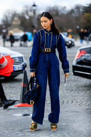 denim, denim jumpsuit, blue jumpsuit, used jumpsuits, zipped jumpsuit, belted jumpsuit, flare jumpsuits, loose jumpsuit, black leather belt, navy blue bag, used bag, hand bag, dior bag, dior jumpsuit, dior belt, green shoes, printed shoes, platform shoes, dior earrings, plaited belt, golden buckle belt, studs strap bag, fashion week, frenchystyle, FW, jonathan paciullo, street style, PFW, PARIS, AUTUMN WINTER 2020-2021, FALL WINTER 2020-2021, FW 20-21, vertical, full length
