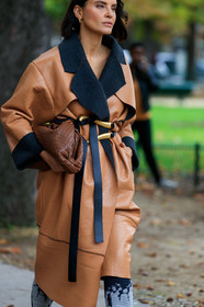 bottega veneta bag, bottega veneta look, bottega veneta coat, bottega veneta belt, camel leather coat, oversize coat, belted coat, black leather belt, brown leather clutch, brown leather bag, plaited bag, plaited leather bag, fashion week, frenchystyle, FW, jonathan paciullo, street style, SPRING SUMMER 2020, SS 20, PFW, PARIS, vertical, atmosphere details, detail