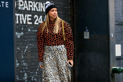 adidas, animal print, beige skirt, black beanie, chloe king, graphic skirt, graphic sweater, leather bag, leopard, orange sweater, printed skirt, printed sweater, proenza schouler, snake print, yellow bag, street style, jonathan paciullo, frenchystyle, NYFW, NEW YORK, AUTUMN WINTER 2019-2020, AW 19-20, FALL WINTER 2019-2020, FW 19-20, FW, fashion week, atmosphere details, horizontal, detail