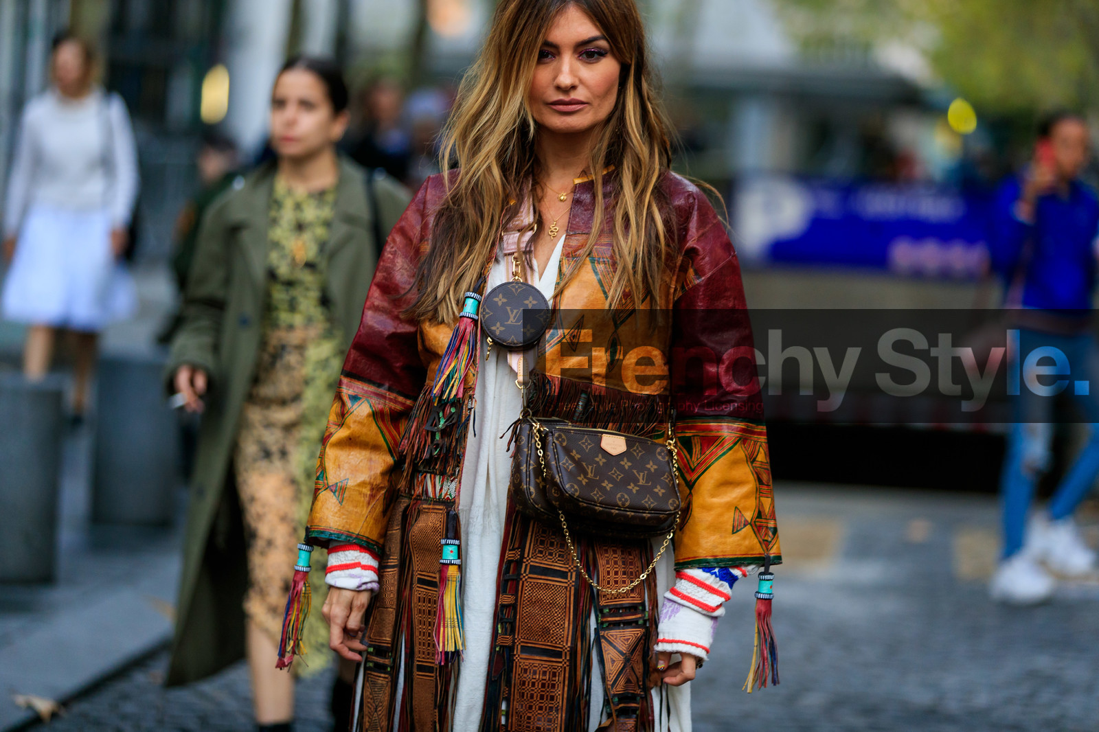 ethnic jacket, camel leather jacket, burgundy leather jacket, fringe jacket, long jacket, louis vuitton bag, monogrammed bag, crossbody bag, mini bag, round shape bag, fashion week, frenchystyle, FW, jonathan paciullo, street style, SPRING SUMMER 2020, SS 20, PFW, PARIS, horizontal, atmosphere details, detail