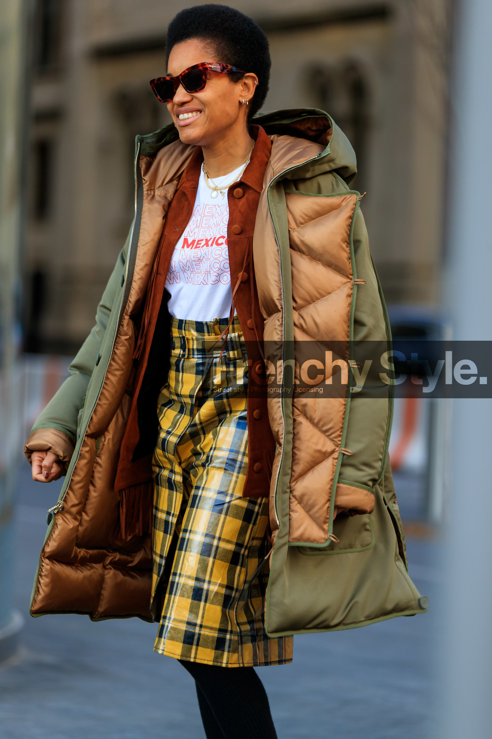 tamu mcpherson, scale sunglasses, futurist shape sunglasses, ferragamo sunglasses, kaki coat, beige coat, down jacket, yellow skirt, yellow leather skirt, checked skirt, mid long skirt, navy blue skirt, white t-shirt, letter printed t-shirt, camel suede jacket, fashion week, frenchystyle, FW, jonathan paciullo, street style, NYFW, NEW YORK, AUTUMN WINTER 2020-2021, FALL WINTER 2020-2021, FW 20-21, vertical, detail, atmosphere details