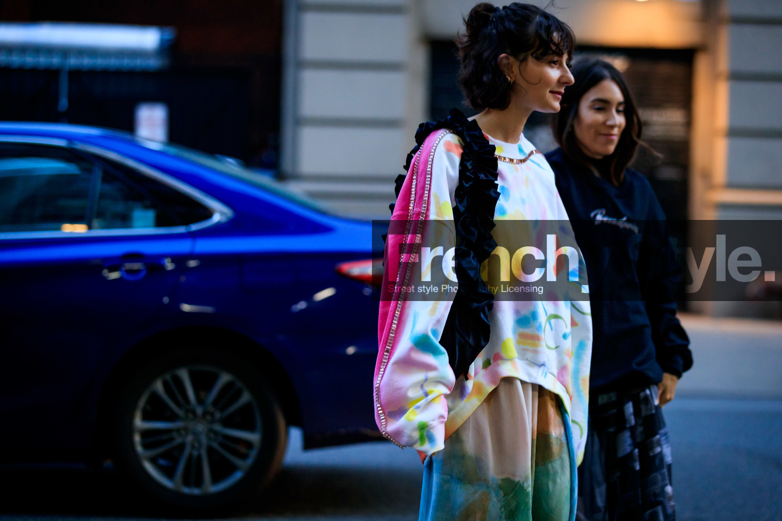 alyssa coscarelli, tie and dye pants, tie and dye sweatshirt, white sweatshirt, multicolor pants, multicolor sweatshirt, sportswear, jogging pants, ruffle bag, satin bag, shoulder bag, fashion week, frenchystyle, FW, jonathan paciullo, street style, NYFW, NEW YORK, AUTUMN WINTER 2020-2021, FALL WINTER 2020-2021, FW 20-21, horizontal, atmosphere details, detail