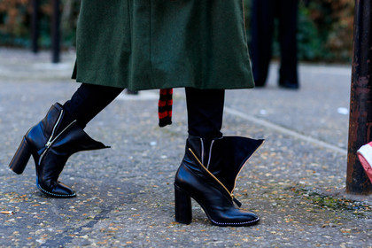 black shoes, green coat, high heels, leather shoes, zip, street style, jonathan paciullo, FW, frenchystyle, fashion week, LFW, LONDON, AUTUMN WINTER 2018-2019, AW 18-19, FALL WINTER 2018-2019, FW 18-19, horizontal, atmosphere details, detail