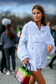 white hoodie, white jacket, white coat, white raincoat, raincoat, used coat, used jacket, used hoodie, dior coat, dior jacket, dior hoodie, dior bag, jacket dress, lady dior bag, rainbow bag, multicolor bag, hand bag, green leather bag, yellow leather bag, pink leather bag, letter printed bag, zipped jacket, zipped coat, zipped hoodie, fashion week, frenchystyle, FW, jonathan paciullo, street style, PFW, PARIS, AUTUMN WINTER 2020-2021, FALL WINTER 2020-2021, FW 20-21, vertical, atmosphere details, detail