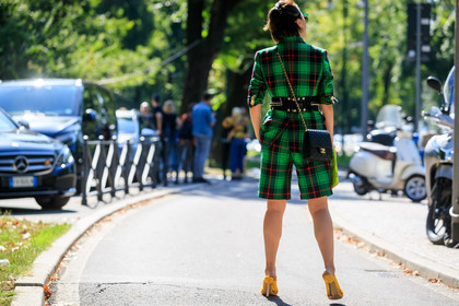 back details, chanel bag, crossbody bag, quilted bag, chain strap bag, green suits, green jacket, green bermuda shorts, checked suits, checked jacket, checked bermuda shorts, belted jacket, fashion week, frenchystyle, FW, jonathan paciullo, street style, horizontal, atmosphere details, full length, MFW, MILAN, SPRING SUMMER 2020, SS 20