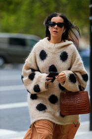 white pullover, long pullover, polka dots pullover, animal skin bag, hand bag, brown leather bag, black sunglasses, futurist shape sunglasses, fashion week, frenchystyle, FW, jonathan paciullo, street style, SPRING SUMMER 2020, SS 20, PFW, PARIS, vertical, atmosphere details, detail