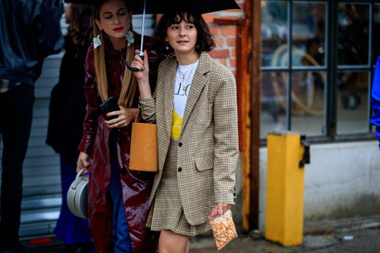 beige jacket, beige skirt, blazer, checked, graphic jacket, leather bag, orange bag, plaid, printed jacket, printed skirt, tartan, white t shirt, street style, jonathan paciullo, FW, frenchystyle, fashion week, NYFW, NEW YORK, AUTUMN WINTER 2018-2019, AW 18-19, FALL WINTER 2018-2019, FW 18-19, atmosphere details, horizontal, detail, alyssa coscarelli