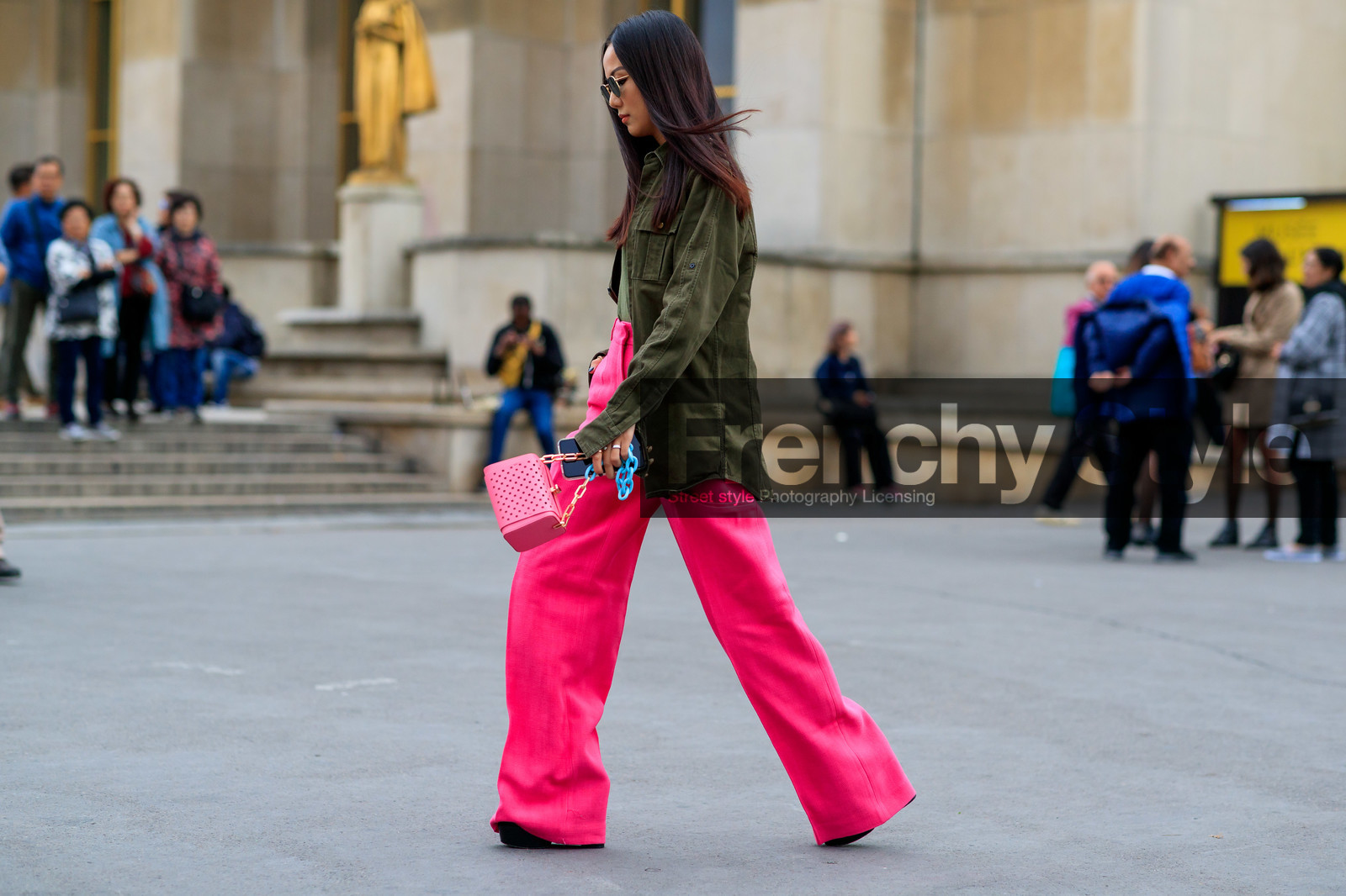 yoyo cao, kaki jacket, kaki t-shirt, pink pants, pink leather bag, box bag, openwork bag, flare pants, loose pants, military jacket, rayban sunglasses, metalic frame sunglasses, golden frame sunglasses, fashion week, frenchystyle, FW, jonathan paciullo, street style, SPRING SUMMER 2020, SS 20, PFW, PARIS, horizontal, atmosphere details, full length