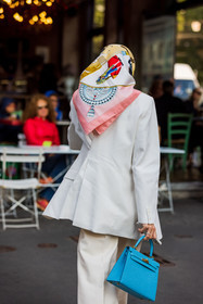blue bag, color, crop top, hermes bag, leather bag, printed scarf, scarf, sunglasse, white blazer, white monochrome, white pants, birkin bag, hermes scarf, fashion week, frenchystyle, FW, jonathan paciullo, street style, MFW, MILAN, SPRING SUMMER 2022, SS 22, vertical, atmosphere details, detail