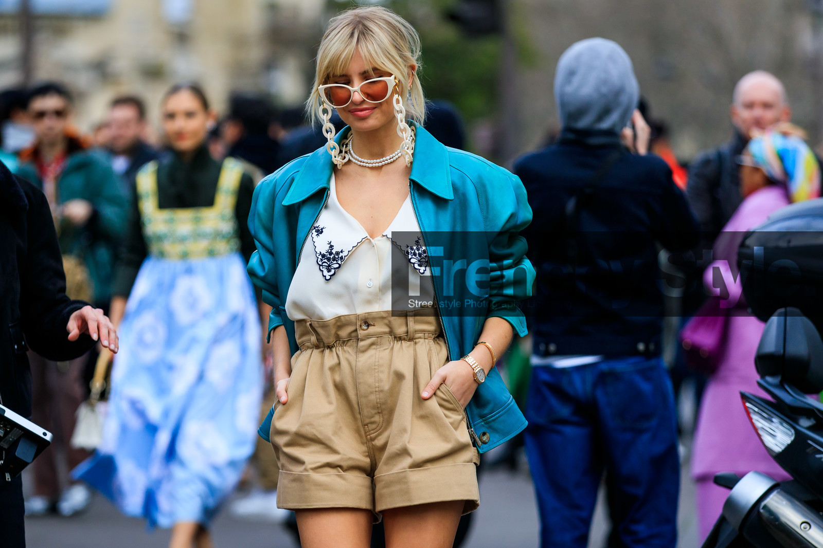 xenia adonts, blue leather jacket, blue leather bombers, zipped jacket, white shirt, floral embroidered collar, floral embroidered shirt, beige shorts, high waist shorts, white sunglasses, big strap sunglasses, pearl necklace, golden watch, bulgari watch, miu miu jacket, miu miu look, miu miu shirt, miu miu shorts, miu miu bag, fashion week, frenchystyle, FW, jonathan paciullo, street style, PFW, PARIS, horizontal, atmosphere details, detail
