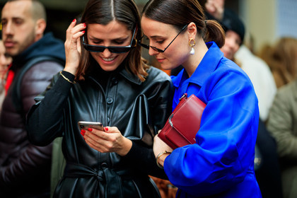 black coat, blue coat, earrings, iphone, leather bag, leather coat, pearls, red bag, sunglasses, street style, jonathan paciullo, FW, frenchystyle, fashion week, NYFW, NEW YORK, AUTUMN WINTER 2018-2019, AW 18-19, FALL WINTER 2018-2019, FW 18-19, atmosphere details, horizontal, detail, lena lademann