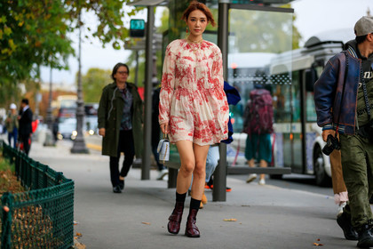 chloe dress, chloe bag, white leather bag, hand bag, animal skin bag, drape dress, white dress, red dress, printed dress, mini dress, long sleeves dress, burgundy leather boots, animal skin boots, socks boots, chloe shoes, dangling earrings, golden necklace, fashion week, frenchystyle, FW, jonathan paciullo, street style, SPRING SUMMER 2020, SS 20, PFW, PARIS, horizontal, atmosphere details, full length